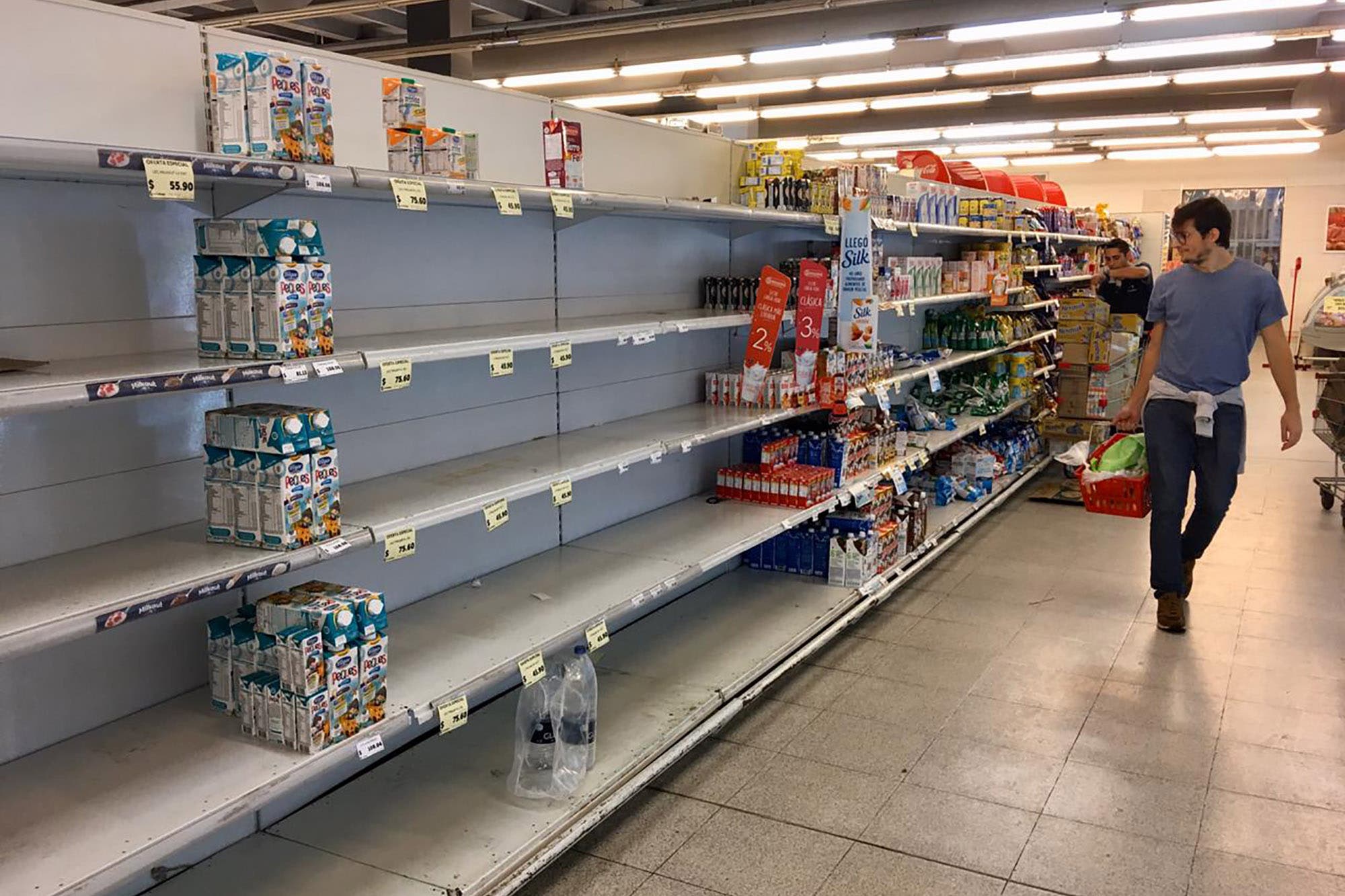 Supermercado desabastecido por la pandemia en Argentina