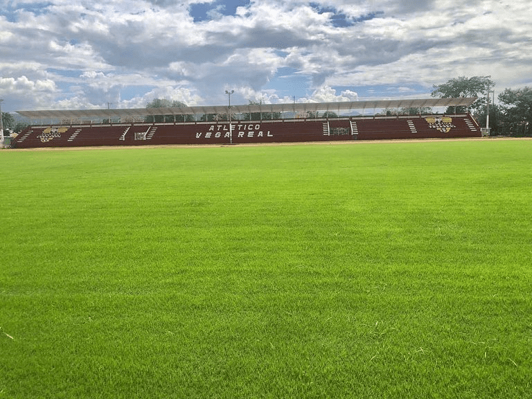 El Estadio Olímpico La Vega, donde juega de local el Atlético Vega Real.