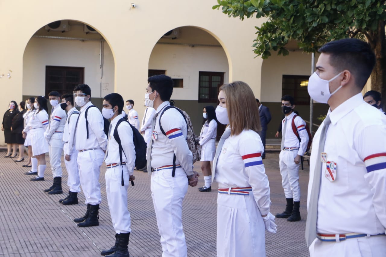 Clases con barbijos en el Colegio Nacional de la Capital de Paraguay