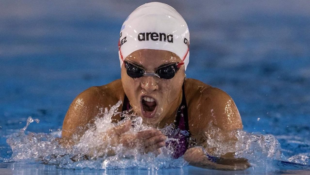 Daniela Giménez, la joven chaqueña nadando.