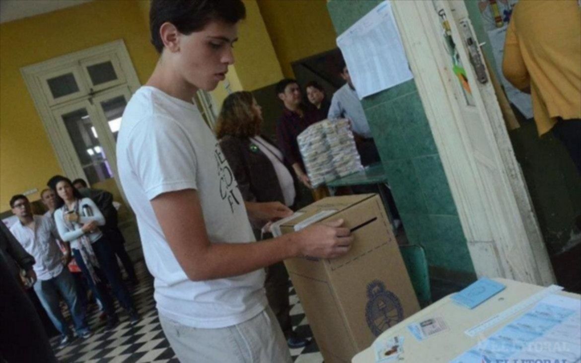 Un joven correntino vota para Presidente. 