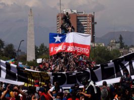 La bandera de Chile en el centro de una manifestación.