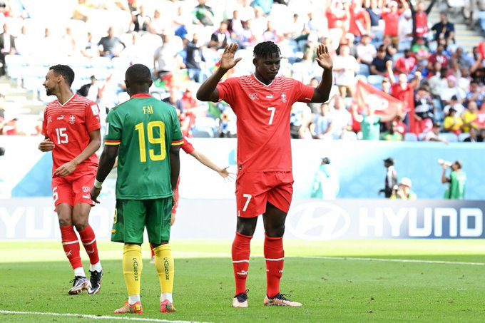 El jugador Embolo se disculpa por marcar un gol frene a su país.