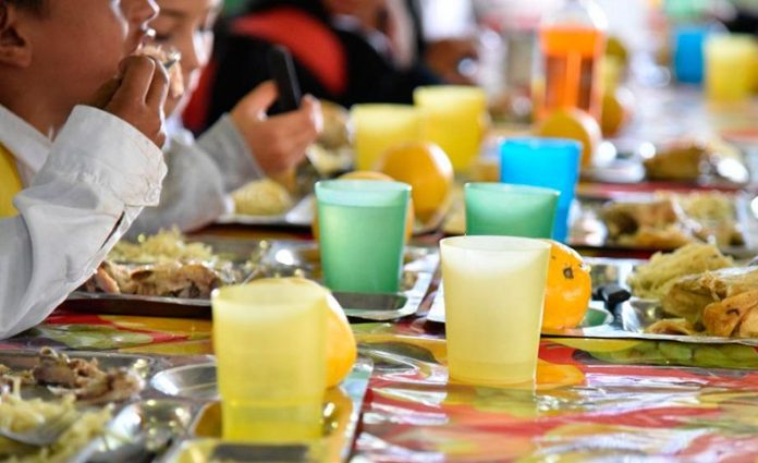 El ajuste ya impacta en comedores escolares, que dejarán de entregar alimentos frescos por deudas arrastradas desde marzo.