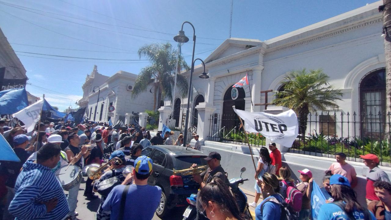 Manifestación de empleados municipales contra Valdés por bajos salarios.