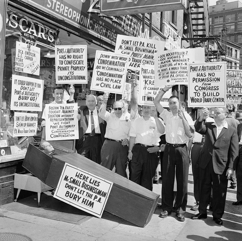 Protesta en 1962 en contra de la demolición del barrio para construir las Torres Gemelas.