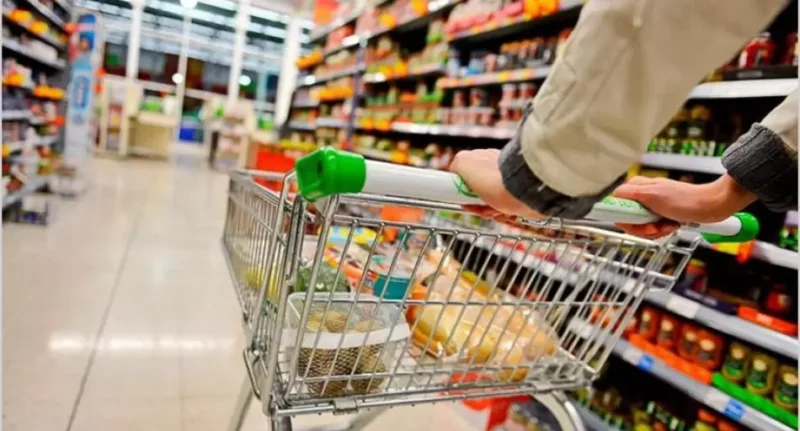 Analistas atribuyen la suba de precios a la presión cambiaria y la incertidumbre tras las elecciones en Buenos Aires.