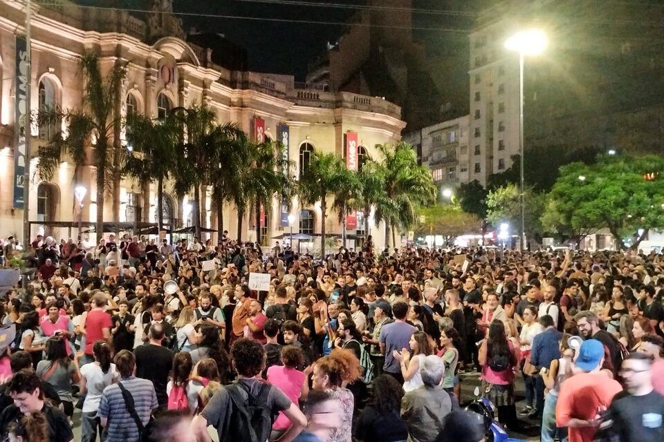 Más de 4.000 personas se concentraron en las inmediaciones del Patio Olmos de Córdoba en reclamo al DNU de Milei.