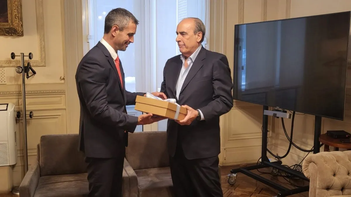 Guillermo Francos y Martín Menem con la impresión de la ley “Bases”.