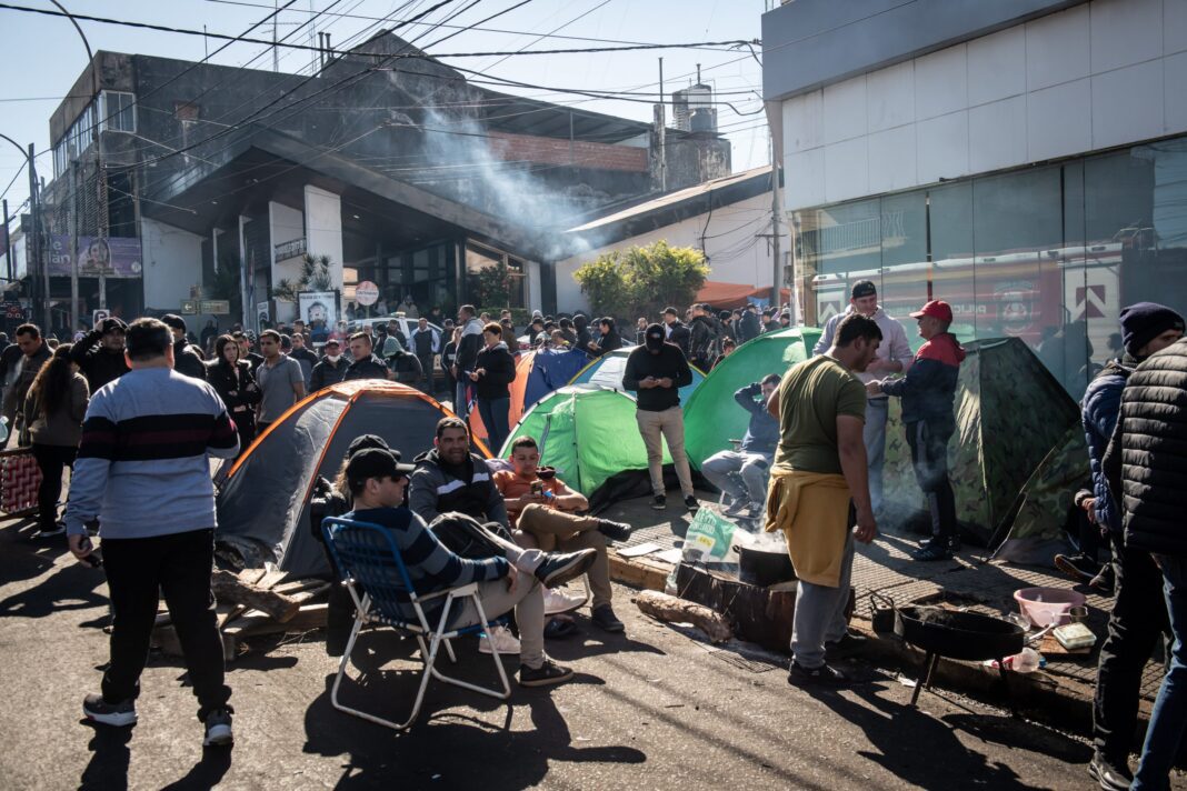 Misiones la policía acordó con el Gobierno y levantó el acampe pero médicos y docentes continúan las protestas