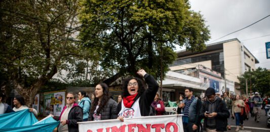 Docentes cortaron totalmente la Ruta 14 en San Vicente en reclamo de mejoras salariales y falta de respuestas del gobierno.