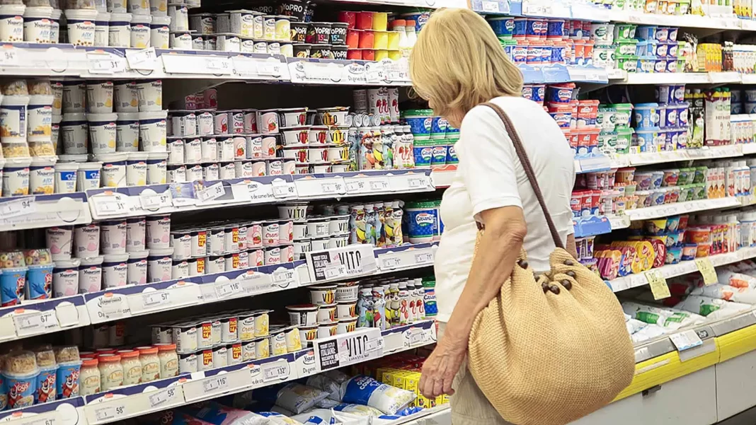 Fuerte caída de las ventas de supermercados y mayoristas en abril se desplomaron hasta un 21,2%