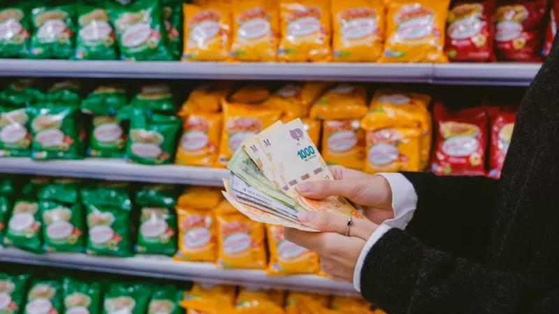 Consultoras privadas estiman que la inflación mensual superó el 2% impulsada por subas en alimentos y combustibles.