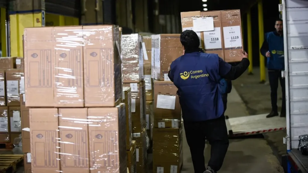 El Gobierno desreguló el correo postal, un pilar clave para las elecciones