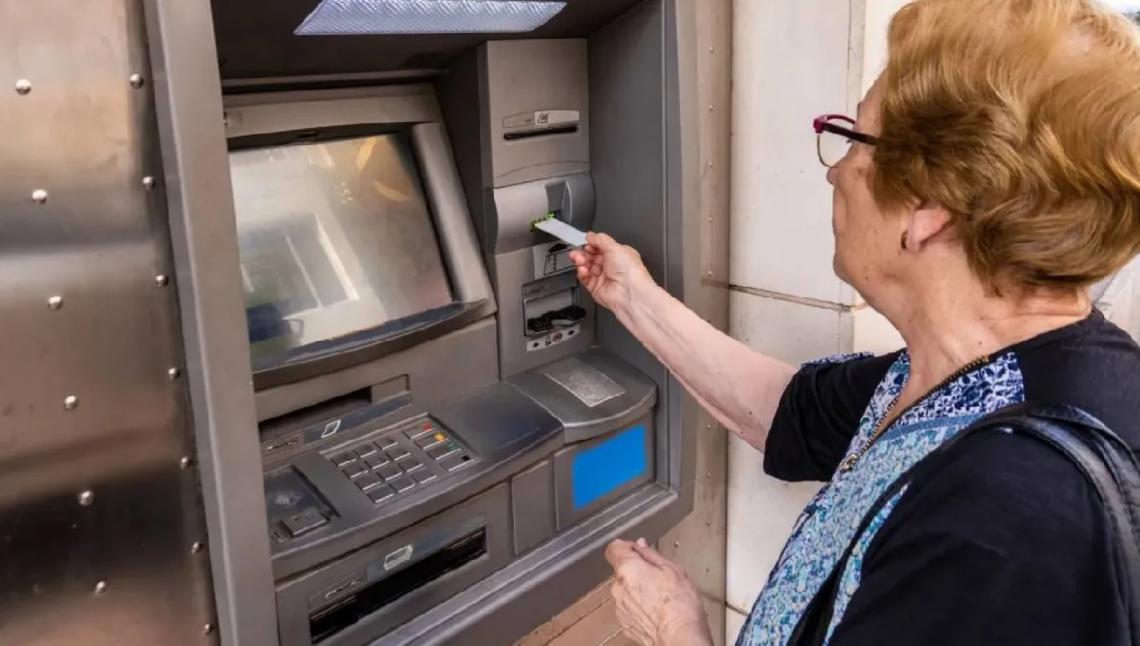 Los haberes pueden cobrarse en bancos habilitados o a través de cajeros automáticos con la tarjeta de débito.
