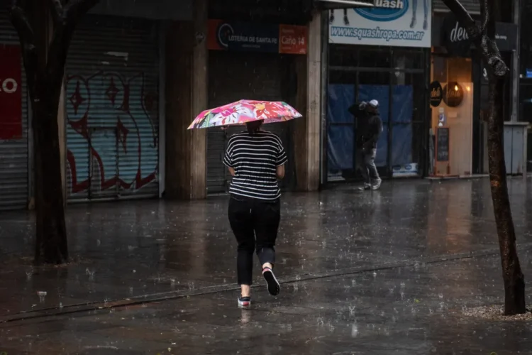 Persisten las tormentas fuertes y la alerta amarilla, con temperaturas que rondarán entre los 17° y 23°.