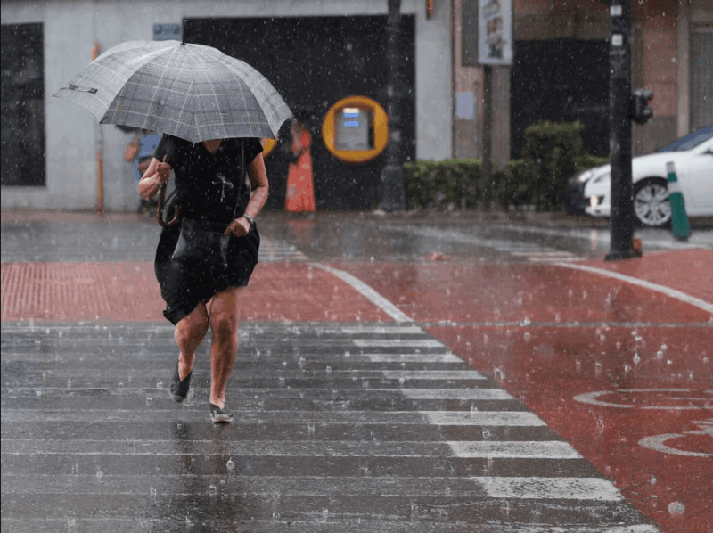 Jornada lluviosa con tormentas hasta la tarde, temperaturas entre 15 y 26 grados en Corrientes según el SMN.