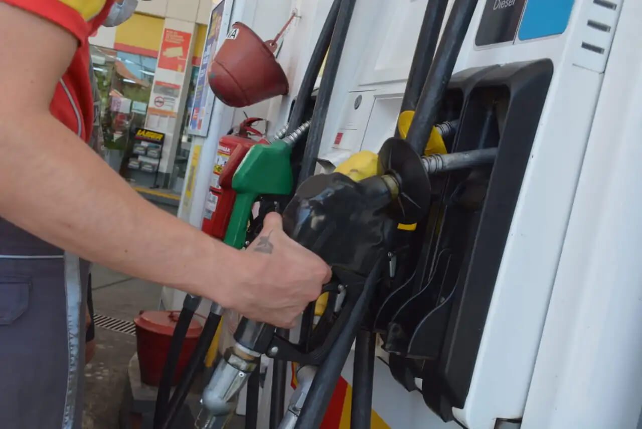 Decretan una suba parcial de los impuestos a los combustibles y presiona el precio de la nafta