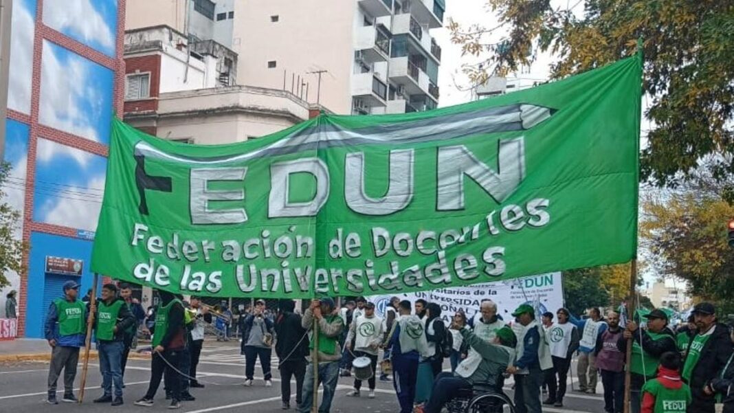 Los docentes universitarios aprobaron el plan de lucha y criticaron al presidente por indigno