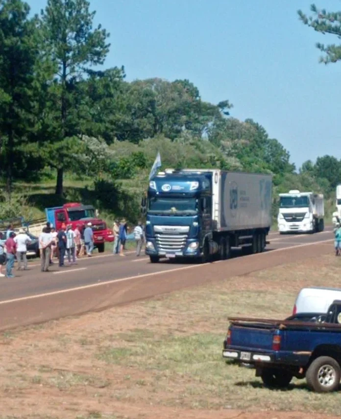 Productores yerbateros realizaron una protesta con corte parcial en la Ruta 14