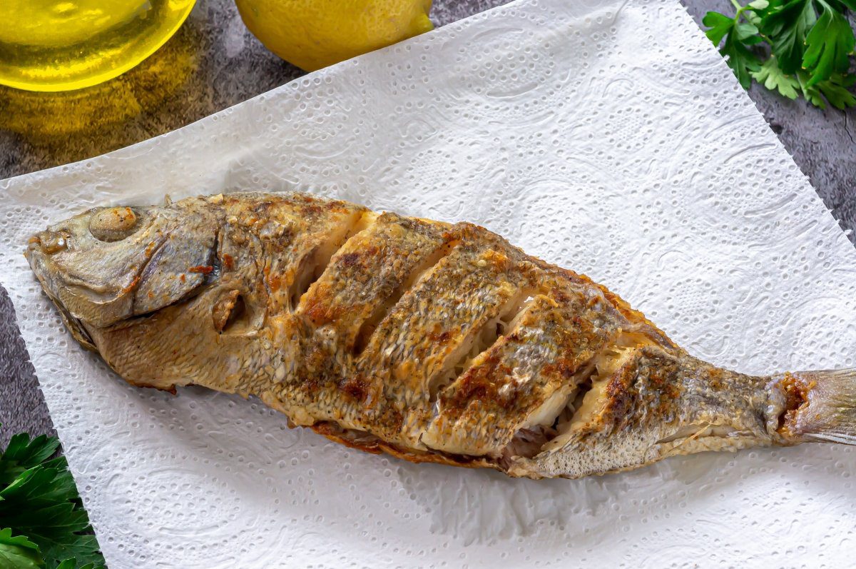 pescado dorado frito