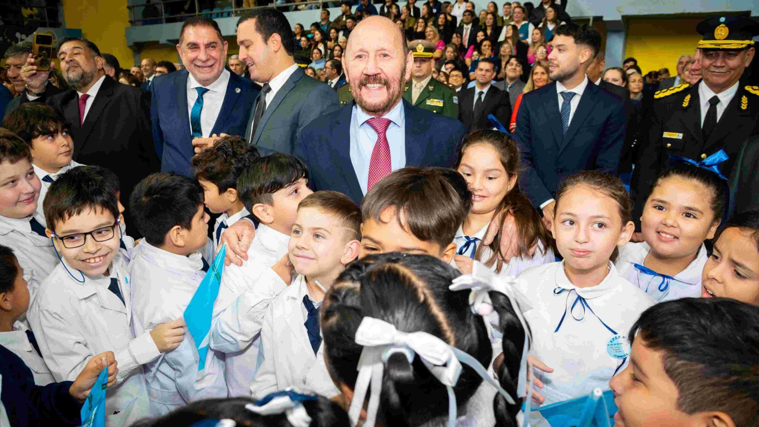 Gildo Insfrán tomó la promesa a la bandera a estudiantes en el aniversario de Formosa