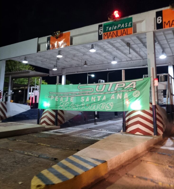 Desde antes de medianoche, los trabajadores de peajes levantaron las barreras de los puestos ubicados sobre la ruta nacional 12, en medio de la incertidumbre sobre su futuro laboral luego de la estatización y mientras se espera una nueva concesión en los próximos meses.