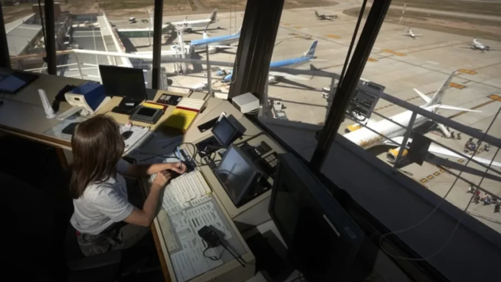 Paro de controladores aéreos por salarios congelados: qué vuelos se verán afectados y cómo sigue el cronograma