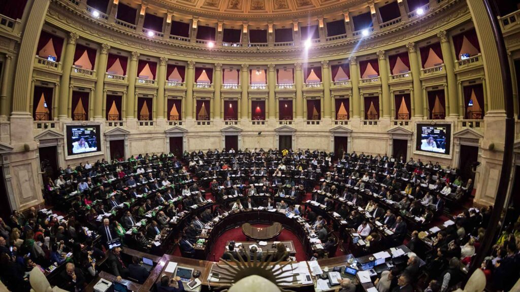 La estrategia oficial apunta a bloquear el rechazo en Diputados, en medio de negociaciones con gobernadores y disputas internas.