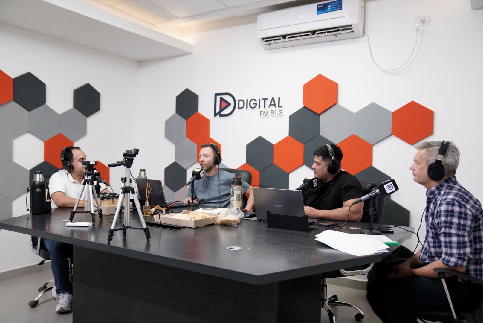 El periodista Ari Lijalad transmite su programa Habrá Consecuencias desde Formosa en el Centro de Inclusión Digital Eva Perón en los estudios de FM Digital 91.3.