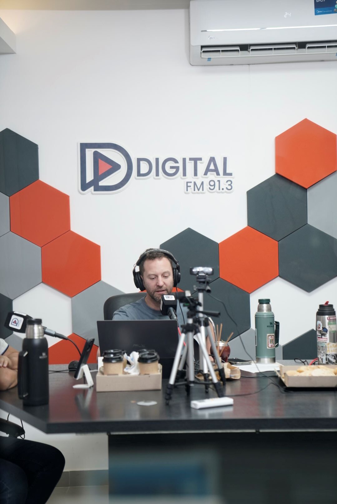 El periodista Ari Lijalad transmite su programa Habrá Consecuencias desde Formosa en el Centro de Inclusión Digital Eva Perón en los estudios de FM Digital 91.3.