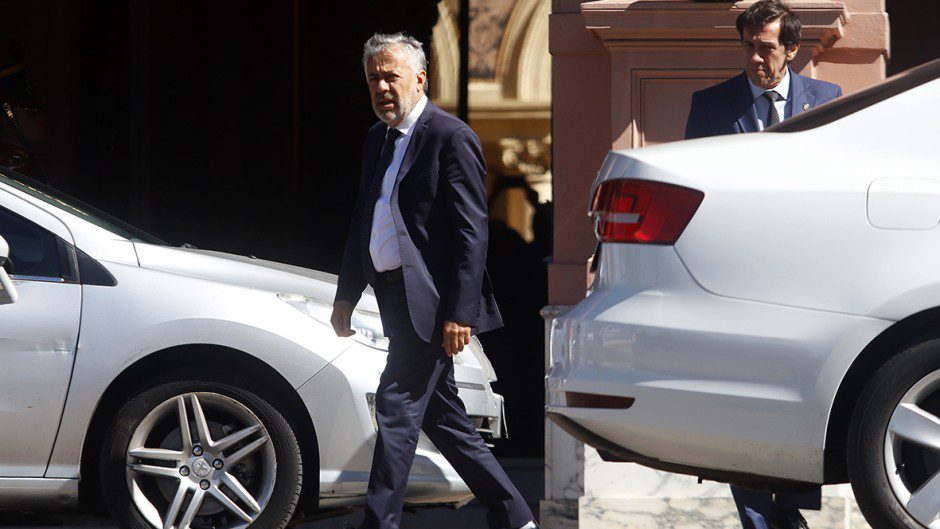 Gobernadores reclaman que los fondos del impuesto a los combustibles se usen para arreglar rutas, como establece la ley.
