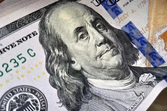 El dólar supera los $1.300 y pone en jaque al plan económico de Milei