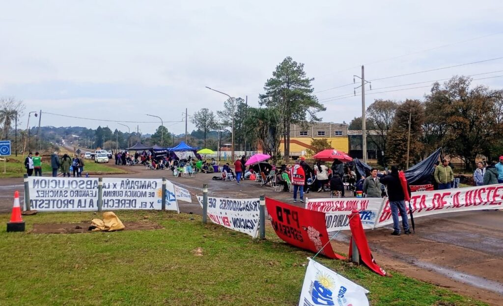 Misiones docentes autoconvocados cortan la ruta 12 en reclamo de mejoras salariales 1