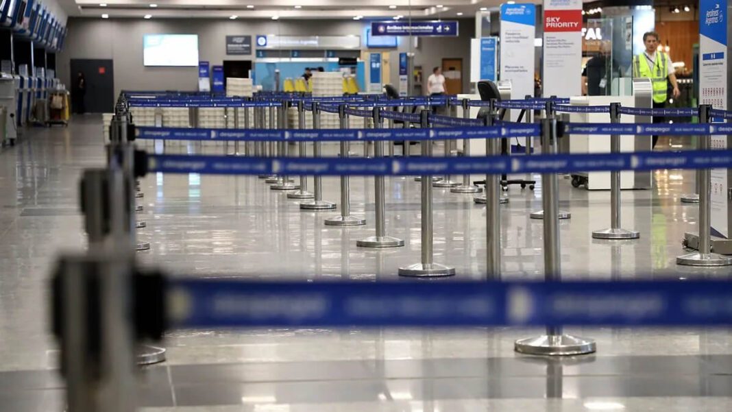 Los controladores aéreos levantaron el paro del jueves y ratificaron el del sábado