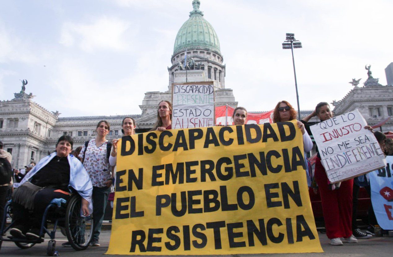 El Congreso militarizado, otra vez, mientras protestan jubilados y personas con discapacidad.