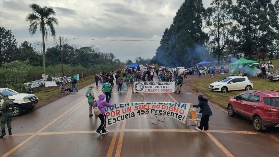 Docentes de Misiones cortan la Ruta Nacional 14 en plena jornada de protesta