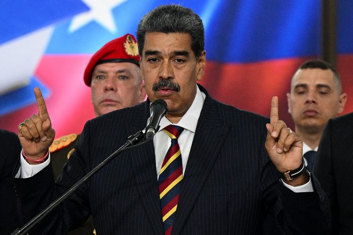 Estados Unidos despliega destructores cerca de Venezuela y Maduro responde con 4,5 millones de milicianos