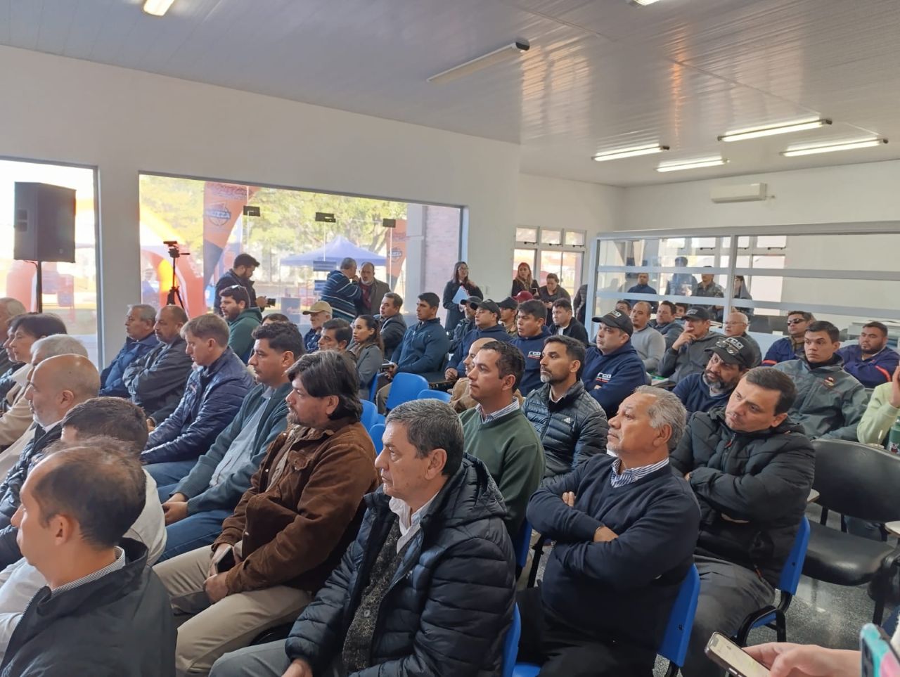 Autoridades provinciales y referentes empresariales acompañaron el lanzamiento, destacando la vinculación público-privada en el fortalecimiento industrial.