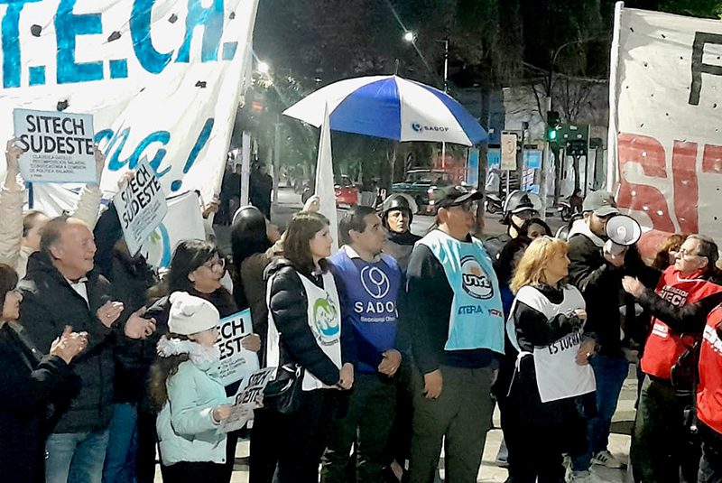 Los gremios pidieron respeto institucional y diálogo para resolver los reclamos educativos en la provincia.