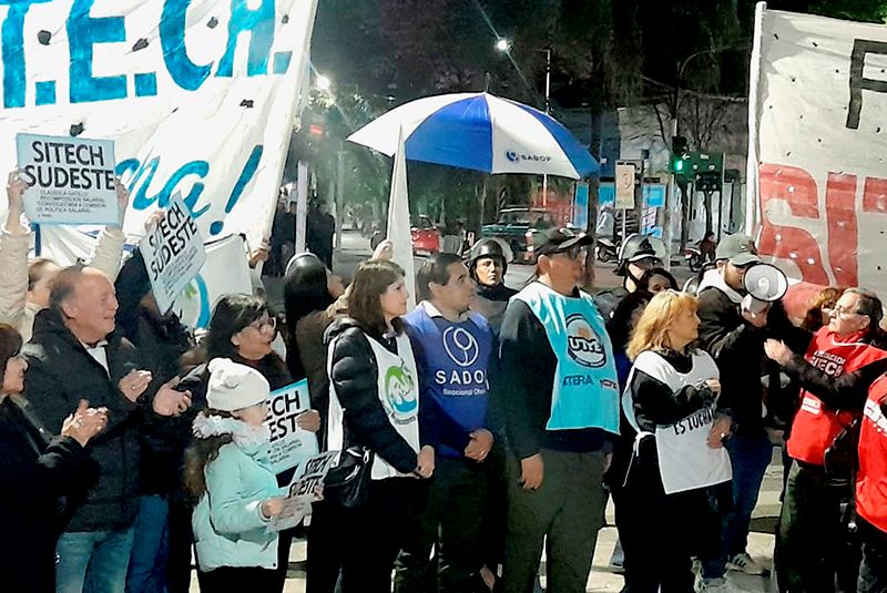 Sin diálogo y sin cláusula gatillo para docentes el viernes habrá marchas de antorchas en Chaco