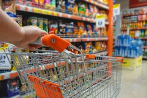 Los argentinos hacen cada vez menos compras en supermercados y se endeudan más