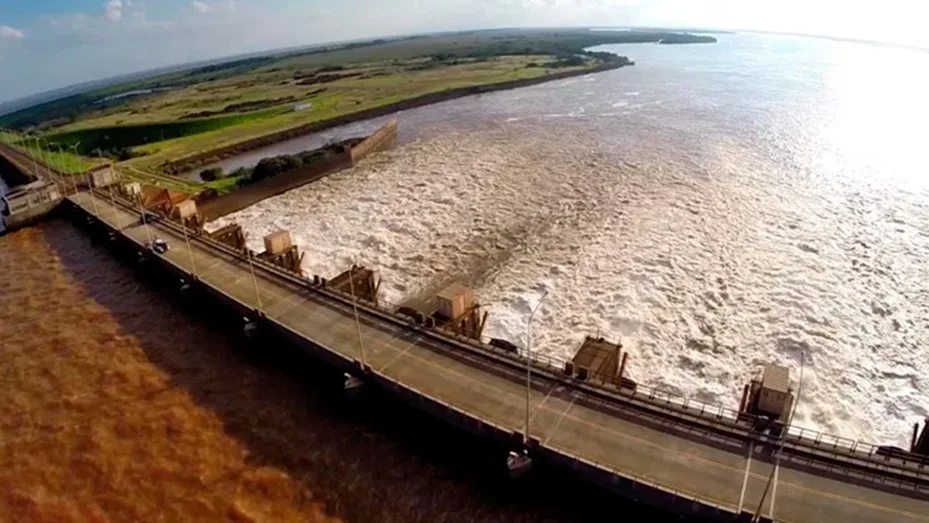 Según la Mesa por el No a las Represas, la construcción de la represa implicaría inundaciones, desplazamiento de comunidades y graves daños ambientales en Misiones.