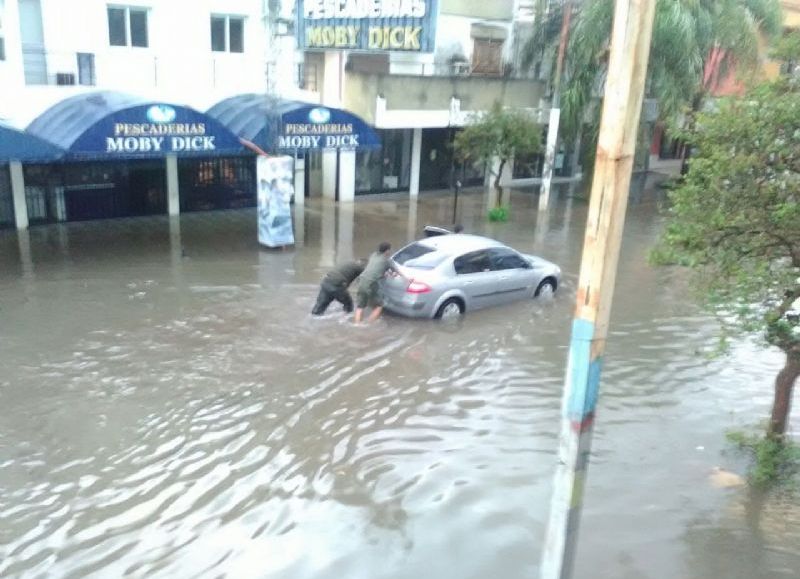 Las lluvias superaron los 60 milímetros en localidades del sudoeste chaqueño, complicando caminos y accesos rurales.