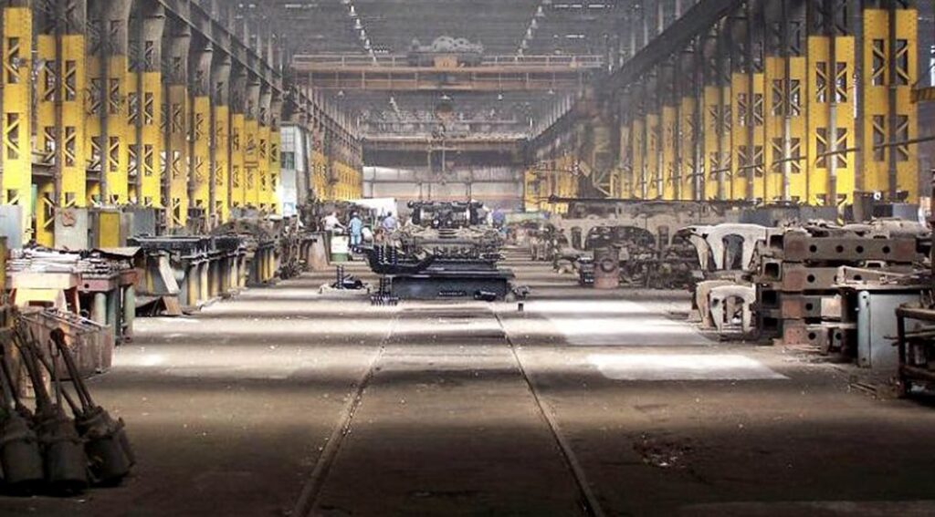 La industria perdió más de 35.000 empleos desde noviembre de 2023, en medio de apertura importadora y atraso cambiario.