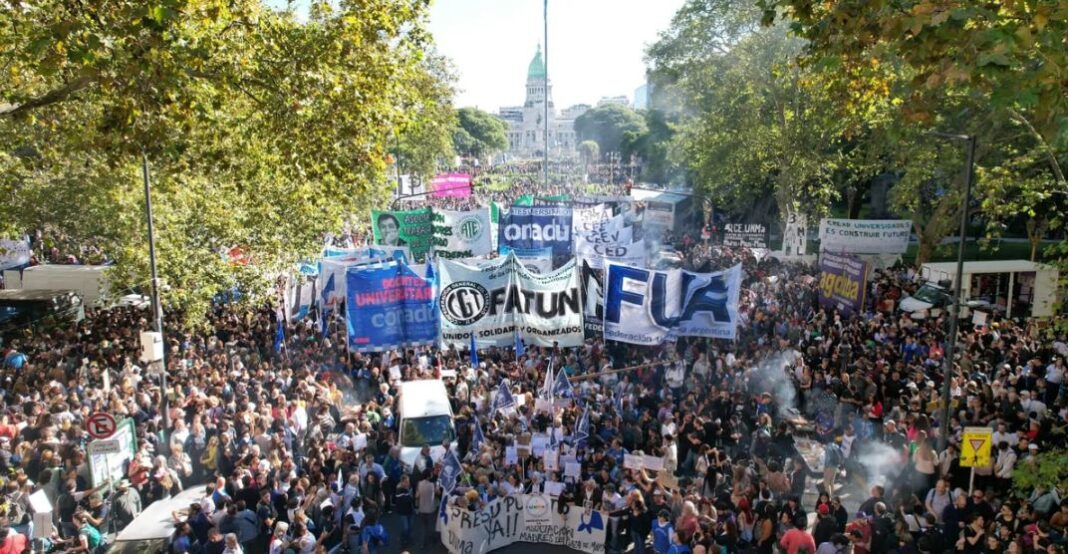 Con sueldos 29% abajo, docentes marchan en la tercera movilización universitaria federal