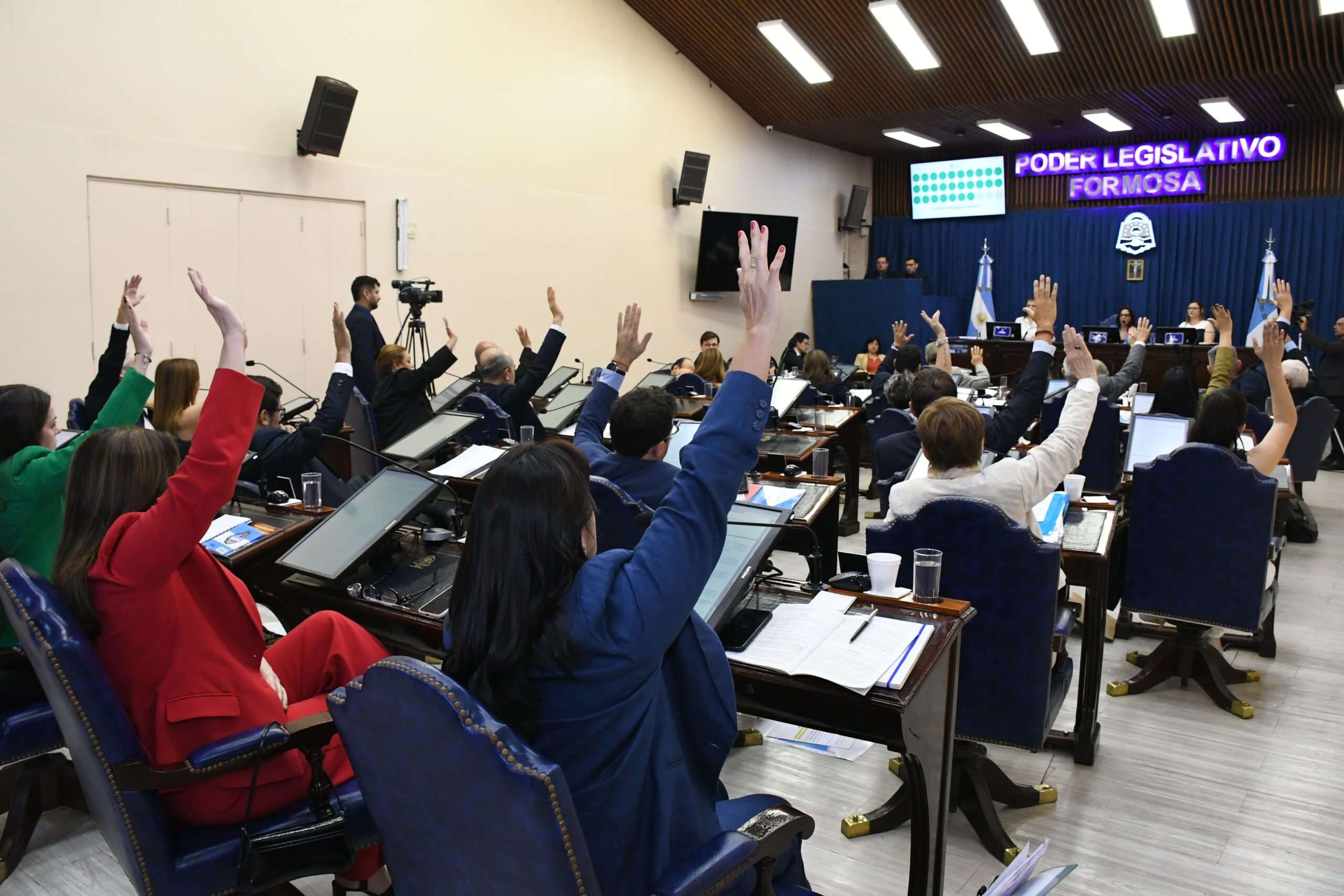 Se incorporan ajustes técnicos en artículos sobre juicio político, espectro de frecuencias, jerarquías judiciales y derechos de género.