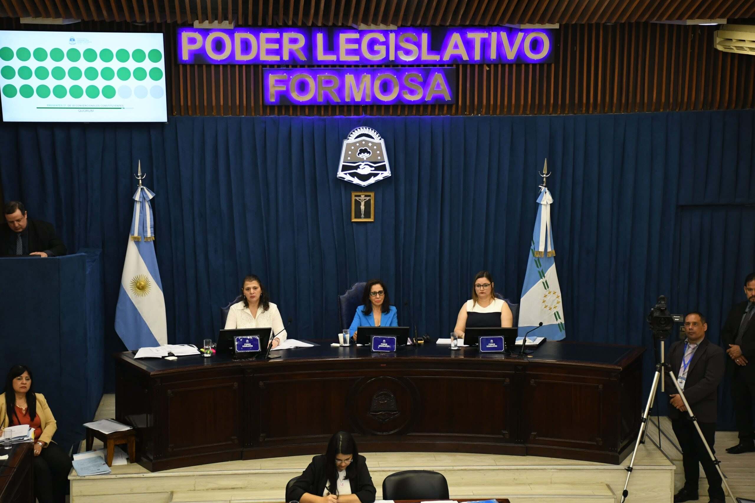 La Constitución establece medidas contra el ciberacoso y programas educativos para el uso seguro de tecnologías por menores.