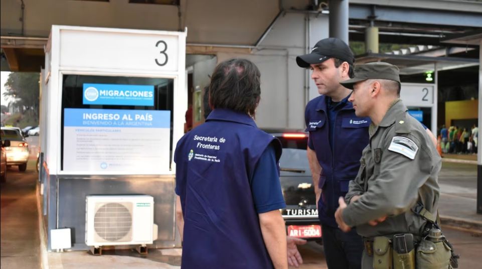 Las terminales biométricas permitirán registrar ingresos y egresos, con supervisión de agentes y asentamiento en registros oficiales.