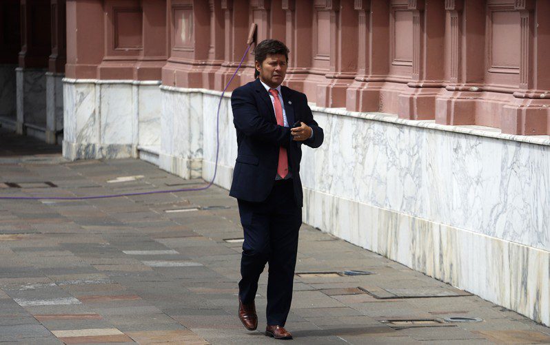 El diputado LIsandro Almirón sale de la Casa Rosada.